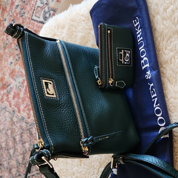 Beautiful NWOT Hunter Green Dooney & Bourke Letter Carrier & Wallet Set 🌲 - Picture 13 of 16